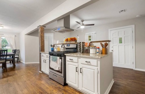 Tulsa Casa | Farmhouse on 1 Acre | Big Driveway | DT 5 miles