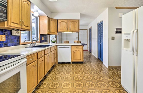 Pickerington Casa | 5-Acre Vacation Home w/ Woods & Hiking Ground