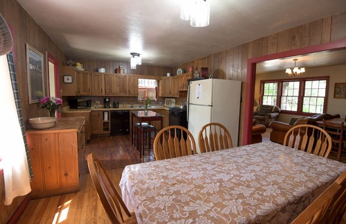 Vanderpool Otro | FarmHouse on the Creek near Parks & Winery