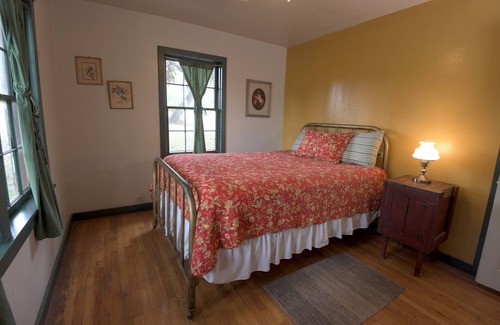 Vanderpool Otro | FarmHouse on the Creek near Parks & Winery