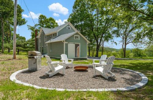 Valatie Casa | Farmhouse Retreat, Outdoor Dining, Fire-Pit, Fast Wifi, Golf and 3-Acre Privacy