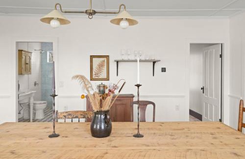 Valatie Casa | Farmhouse Retreat, Outdoor Dining, Fire-Pit, Fast Wifi, Golf and 3-Acre Privacy