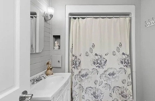 West Mifflin Otro | Farmhouse Retreat with Big Yard