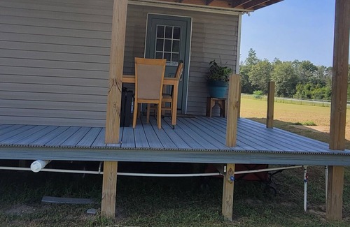 Cottondale Casa | Farmhouse room 15minutes to, caverns state park Falling waters chipley Florida