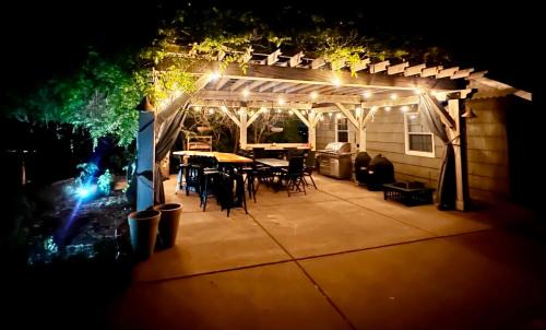 Medford Casa | Farmhouse Rv - Sunset Pergola - Fire Pit - Views