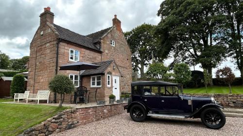 Cauldon Low Casa | Farmhouse - Sleeps 6 - Pet friendly - Garden