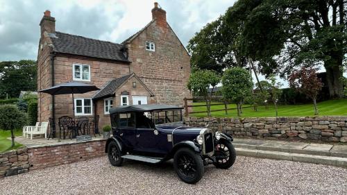 Cauldon Low Casa | Farmhouse - Sleeps 6 - Pet friendly - Garden