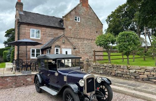 Cauldon Low Casa | Farmhouse - Sleeps 6 - Pet friendly - Garden