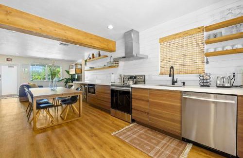 Little Ranches Casa | Farmhouse style Home- near Hollywood Beach/Hot Tub!