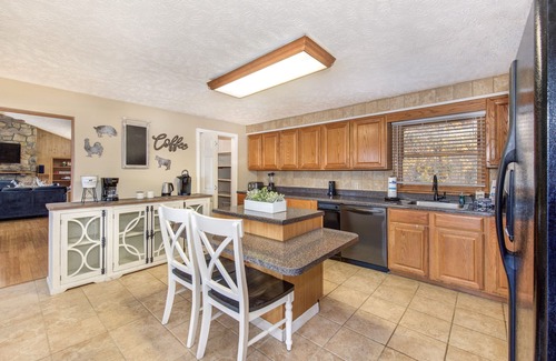 Sevierville Cabina | Farmhouse Ultimate Family Getaway - Hot tub, Theater, Pool Table, Pet Friendly