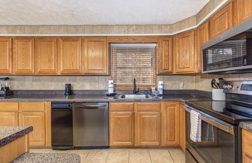 Sevierville Cabina | Farmhouse Ultimate Family Getaway - Hot tub, Theater, Pool Table, Pet Friendly