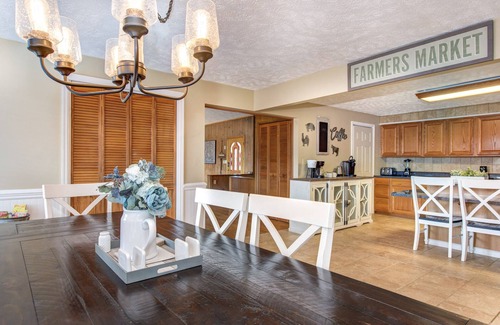 Sevierville Cabina | Farmhouse Ultimate Family Getaway - Hot tub, Theater, Pool Table, Pet Friendly