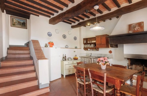 Dicomano Otro | Casa rural 'Universal Harmony - Nibbio' con vistas a la montaña, piscina compartida y Wi-Fi