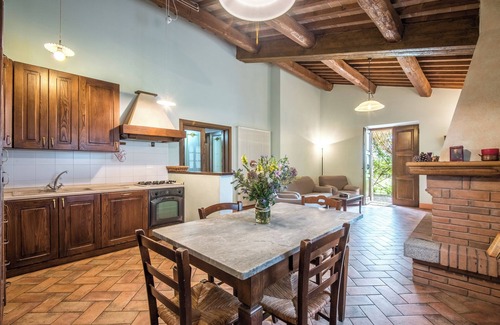 Castiglione d'Orcia Villa | Casa rural 'Villa Agriturismo Il Pratone' con vistas a la montaña, piscina privada y Wi-Fi