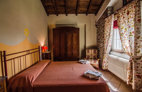 Mologno Otro | Farmhouse with Farm in the hills of Barga: Il Loggiato
