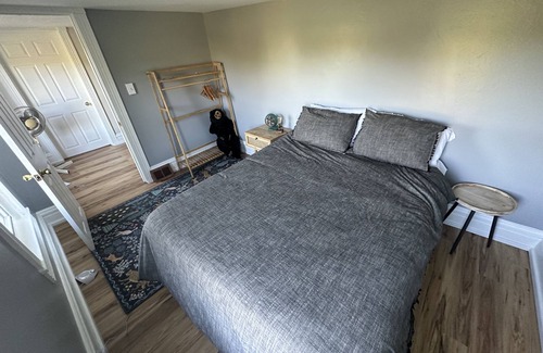 Brush Valley Otro | Farmhouse with Natural Springs