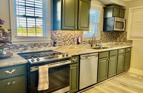 Whitsett Casa | Farmhouse with plush towels & linens, fully fenced for pets, playroom for kids