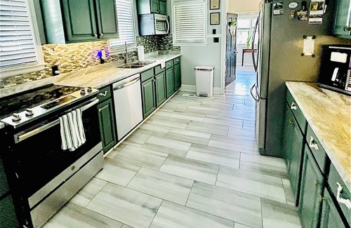 Whitsett Casa | Farmhouse with plush towels & linens, fully fenced for pets, playroom for kids