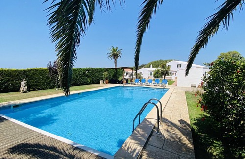 Alayor Villa | Finca con piscina y pista de padel, WiFi gratis