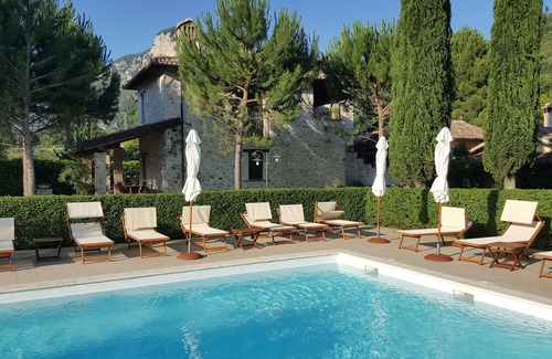 Precetto Apartamento | Casa de campo con piscina y jacuzzi para unas vacaciones en Umbría: "Wisteria House"