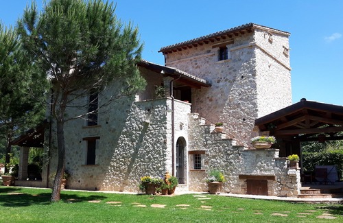Precetto Apartamento | Casa de campo con piscina y jacuzzi para unas vacaciones en Umbría: "Wisteria House"