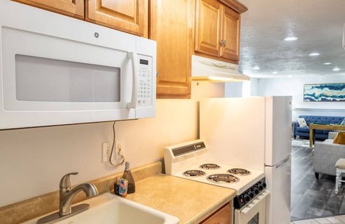 Farmington Casa | Farmington Gem 6BR Private Fenced Yard Sleeps 15