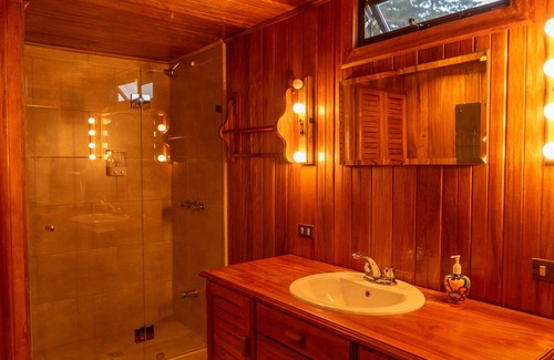 Poas Volcano National Park Cabina | FARMLAND PARADISE, Poas Volcano 4-bedroom cabin