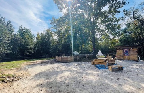 Tallahassee Alquiler De RV | Farmstay- Buckbeak1 Tent/ScreenRoom