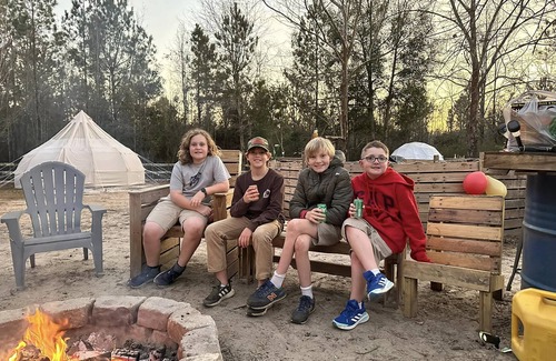 Tallahassee Alquiler De RV | Farmstay Glamping AGRItourism retreat-HERSHEYS HUT-cows, chicks, goat, minihorse