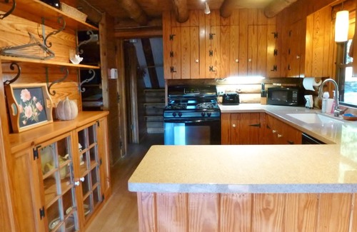 Black Mountain Cabina | Farside Cabin Secluded mountain top getaway with mountain views & rustic charm