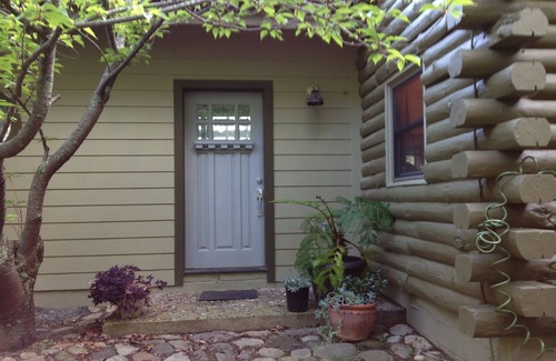 Black Mountain Cabina | Farside Cabin Secluded mountain top getaway with mountain views & rustic charm