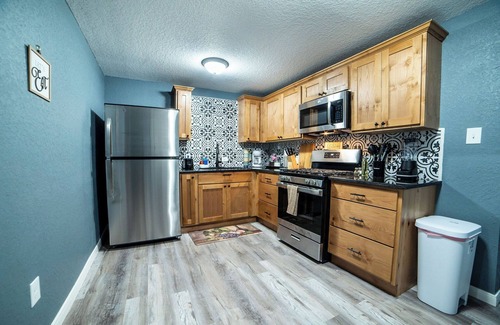 Near East Side Cabaña | Fascinating 2br/1ba Near Festive DT and Riverwalk