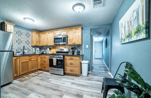 Near East Side Cabaña | Fascinating 2br/1ba Near Festive DT and Riverwalk