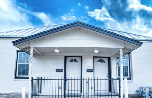 Near East Side Cabaña | Fascinating 2br/1ba Near Festive DT and Riverwalk