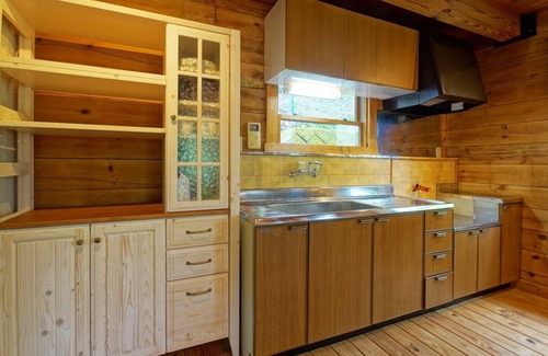 Ito Casa | Fashionable charming log house standing / Ito Shizuoka