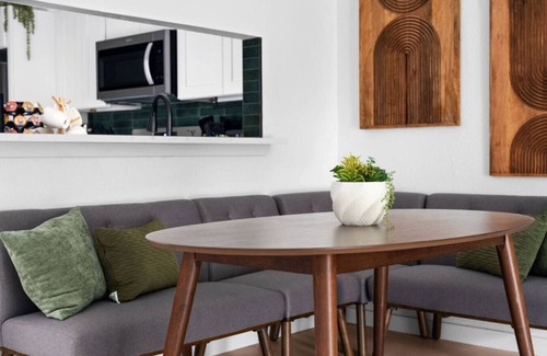 South Lamar Apartamento | Fast Wifi/Desks - SoCo/DT/Zilker - Pets Ok
