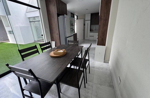 Distrito de Cerro Colorado Casa | Fast Wifi, Jacuzzi, washer & dryer, bbq, 4br, High Security, stylishly designed