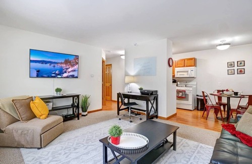 Wauwatosa Apartamento | EarNear Froedtert✦Sanitizado entre invitados✦King Bed Apt