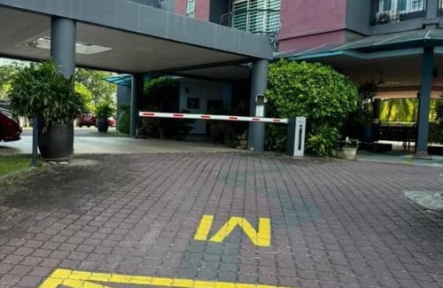 Kuah Apartamento | FAT MOM - Tropical House (FREE 1 CarPark+Netflix)