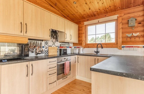Norwich Cabina | Fat Rascals Retreat | Stunning Secluded Lakeside Lodge with free fishing on site!