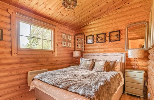 Norwich Cabina | Fat Rascals Retreat | Stunning Secluded Lakeside Lodge with free fishing on site!
