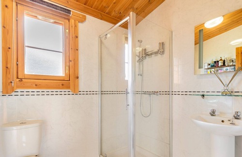 Norwich Cabina | Fat Rascals Retreat | Stunning Secluded Lakeside Lodge with free fishing on site!