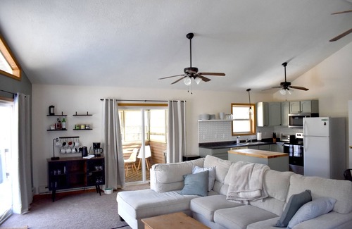 Briar Crest Woods Chalet De Esquí | Father's Day Getaway! Close to hiking, golf & Raceway!