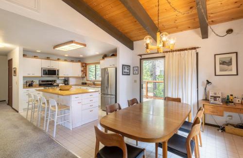 Tahoma Casa | Fawn by AvantStay Secluded Cabin w Large Deck Surrounded by Forest