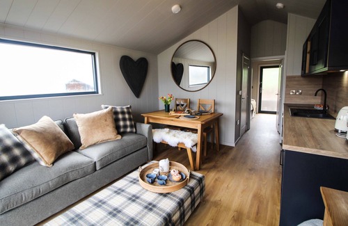 Rhayader Cabina | Fawns Rest - a cabin that sleeps 4, 1 bedroom, sofabed, hot tub