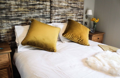 Rhayader Cabina | Fawns Rest - a cabin that sleeps 4, 1 bedroom, sofabed, hot tub