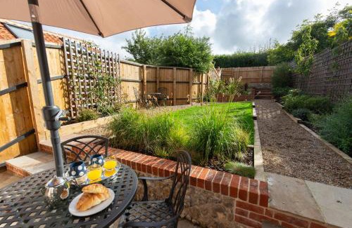 North Creake Casa | Fayette sleeps 4, 2 bedrooms, cute garden
