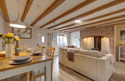 North Creake Casa | Fayette sleeps 4, 2 bedrooms, cute garden
