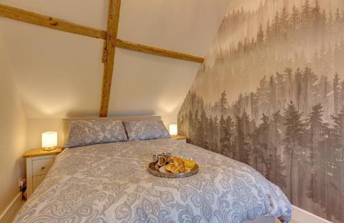 North Creake Casa | Fayette sleeps 4, 2 bedrooms, cute garden