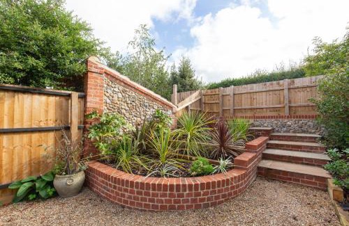North Creake Casa | Fayette sleeps 4, 2 bedrooms, cute garden